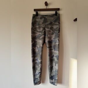 WHBM RUNWAY FAUX SUEDE CAMO LEGGING SIZE 8